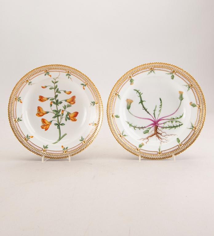 Tallrikar, 2 st, "Flora Danica", Royal Copenhagen Danmark sent 1800-tal.