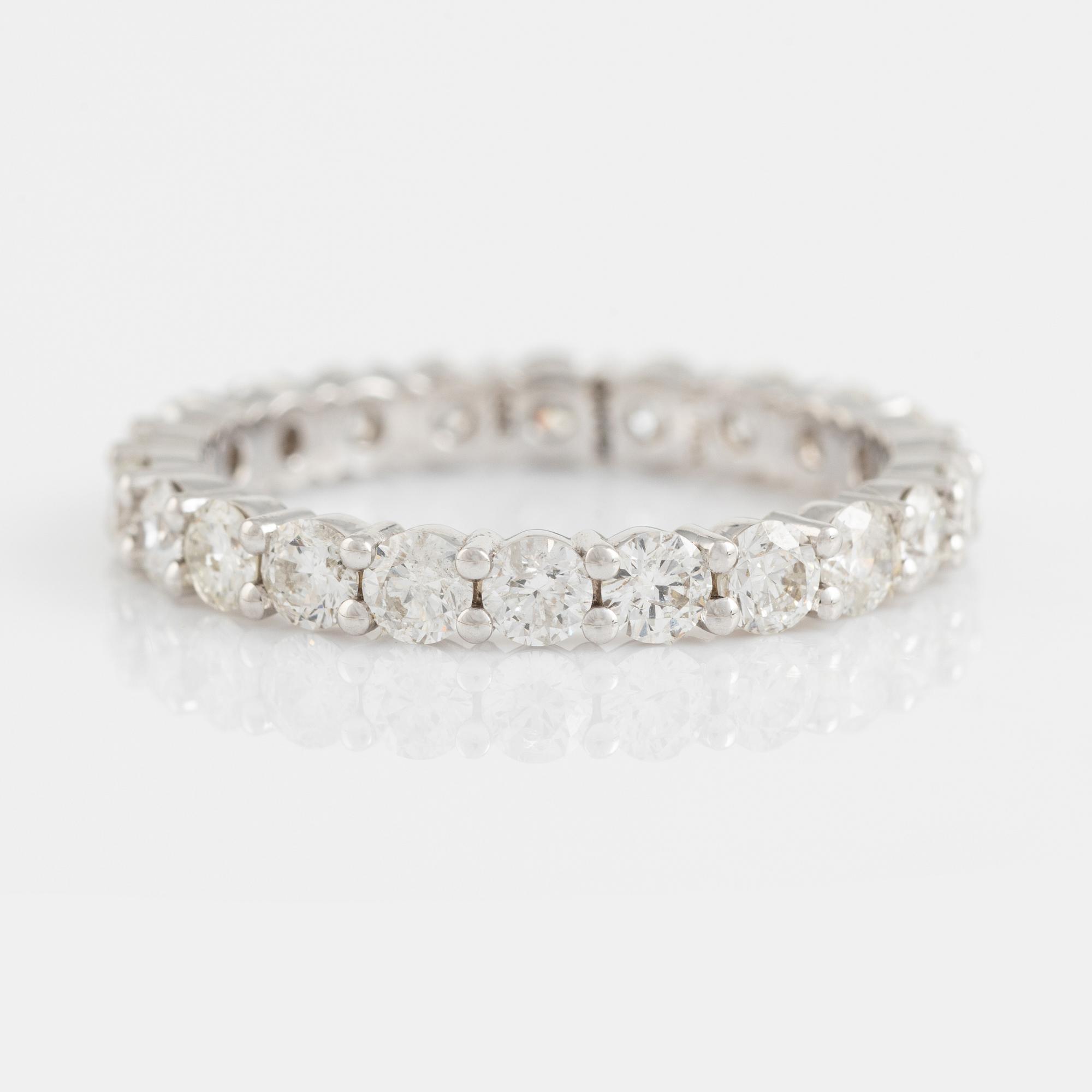 Ring helallians med briljantslipade diamanter, totalt 1,70 ct.