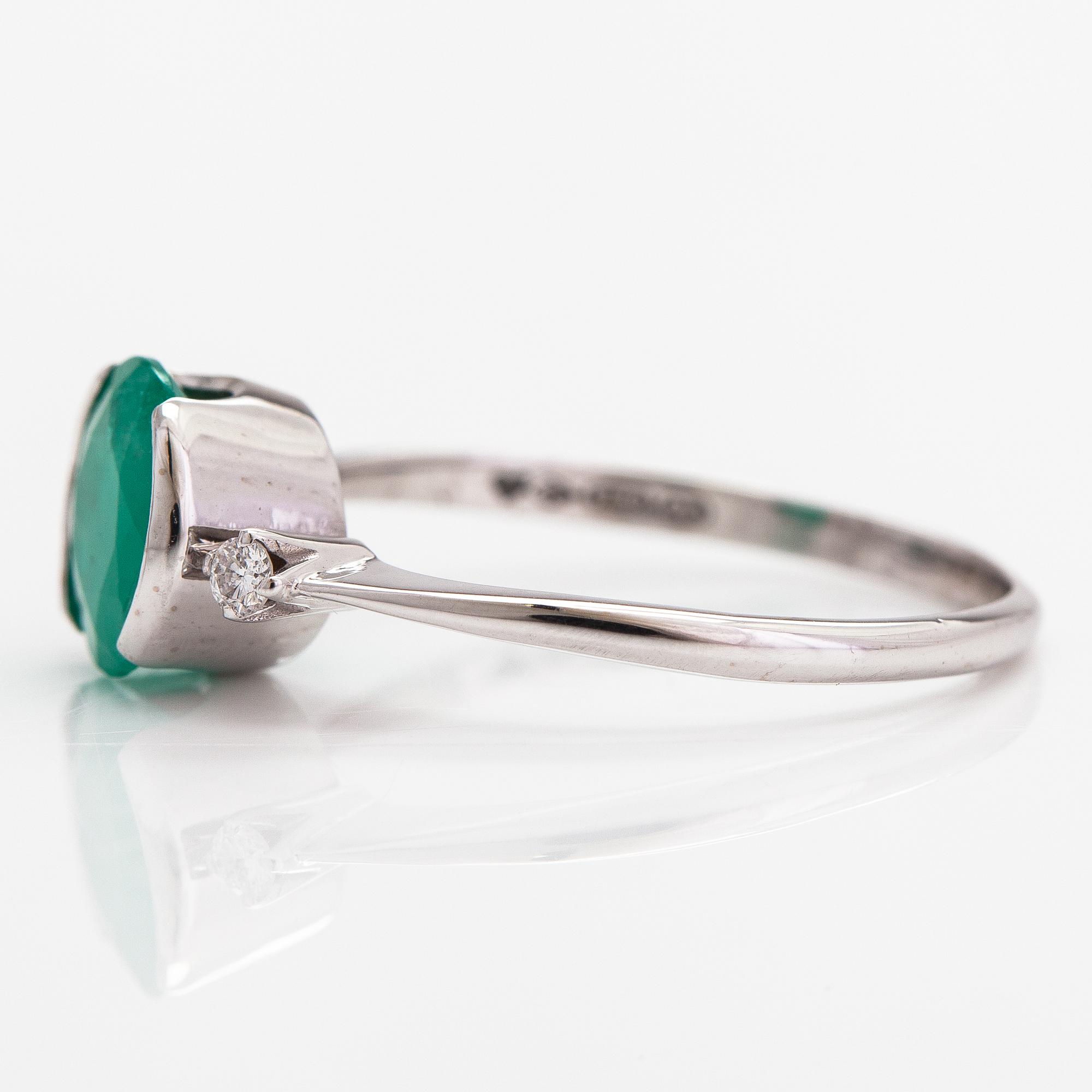 Ring, 18K vitguld, smaragd och diamanter ca 0.05 ct tot. A Tillander, Helsingfors 1978.