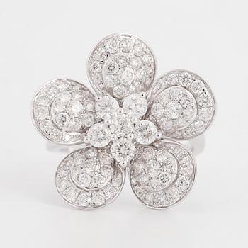 Brilliant-cut diamond flower ring.