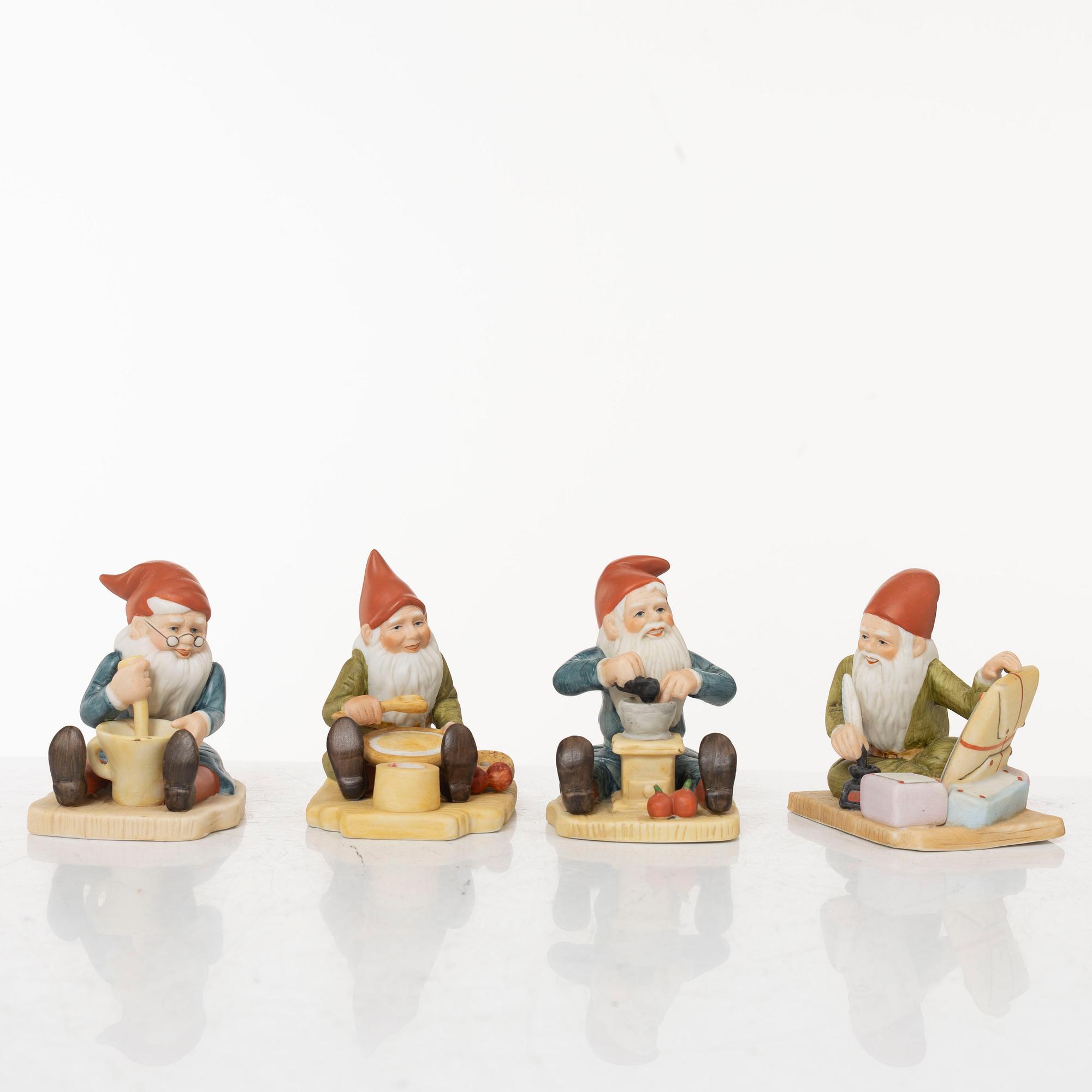 Jenny Nyström, after, after. 14 figurines, Kalmar Läns Museum.