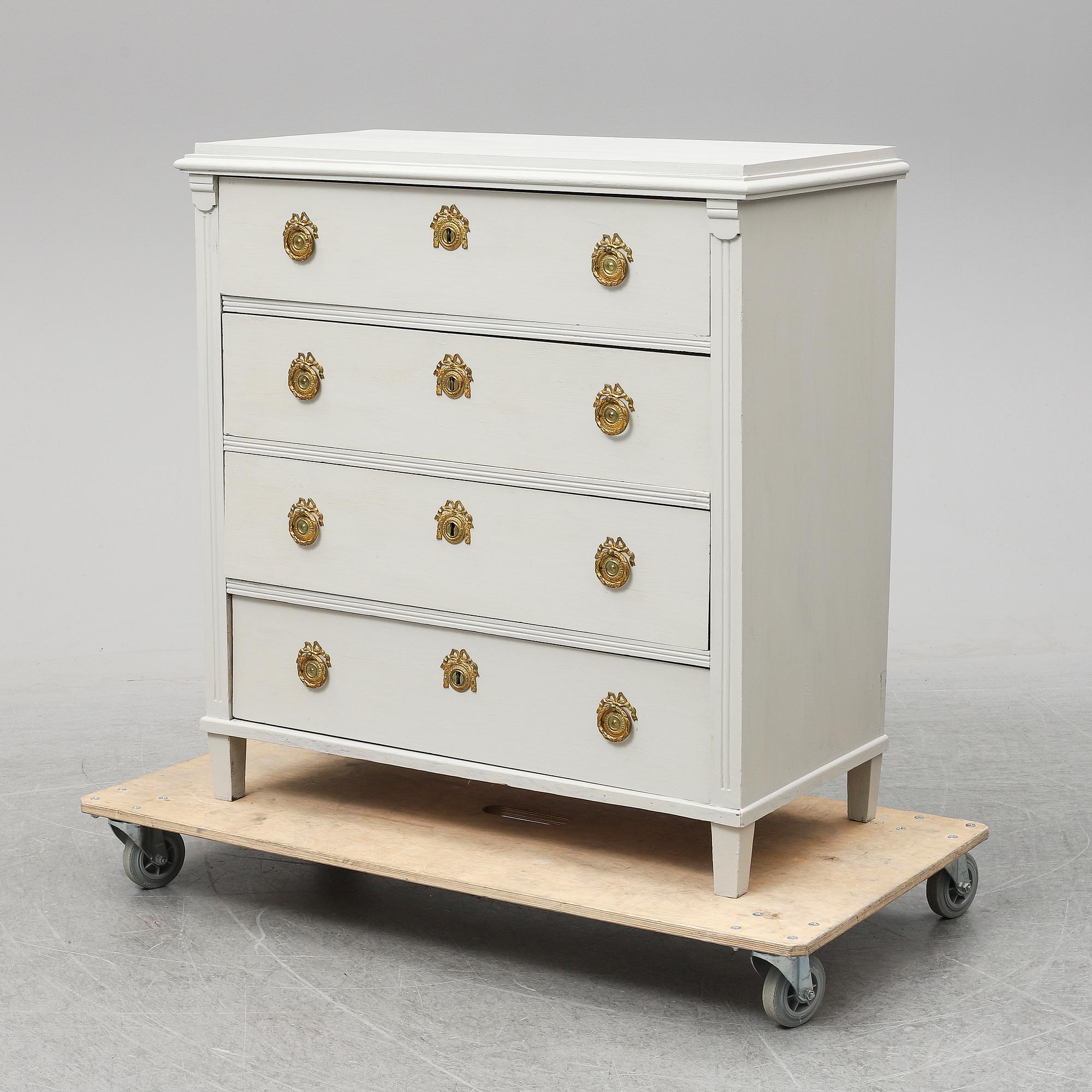 A first half of the 20th Century chest of drawers.