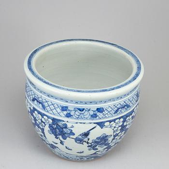 A blue and white flower pot, Qing dynasty, 19th century.