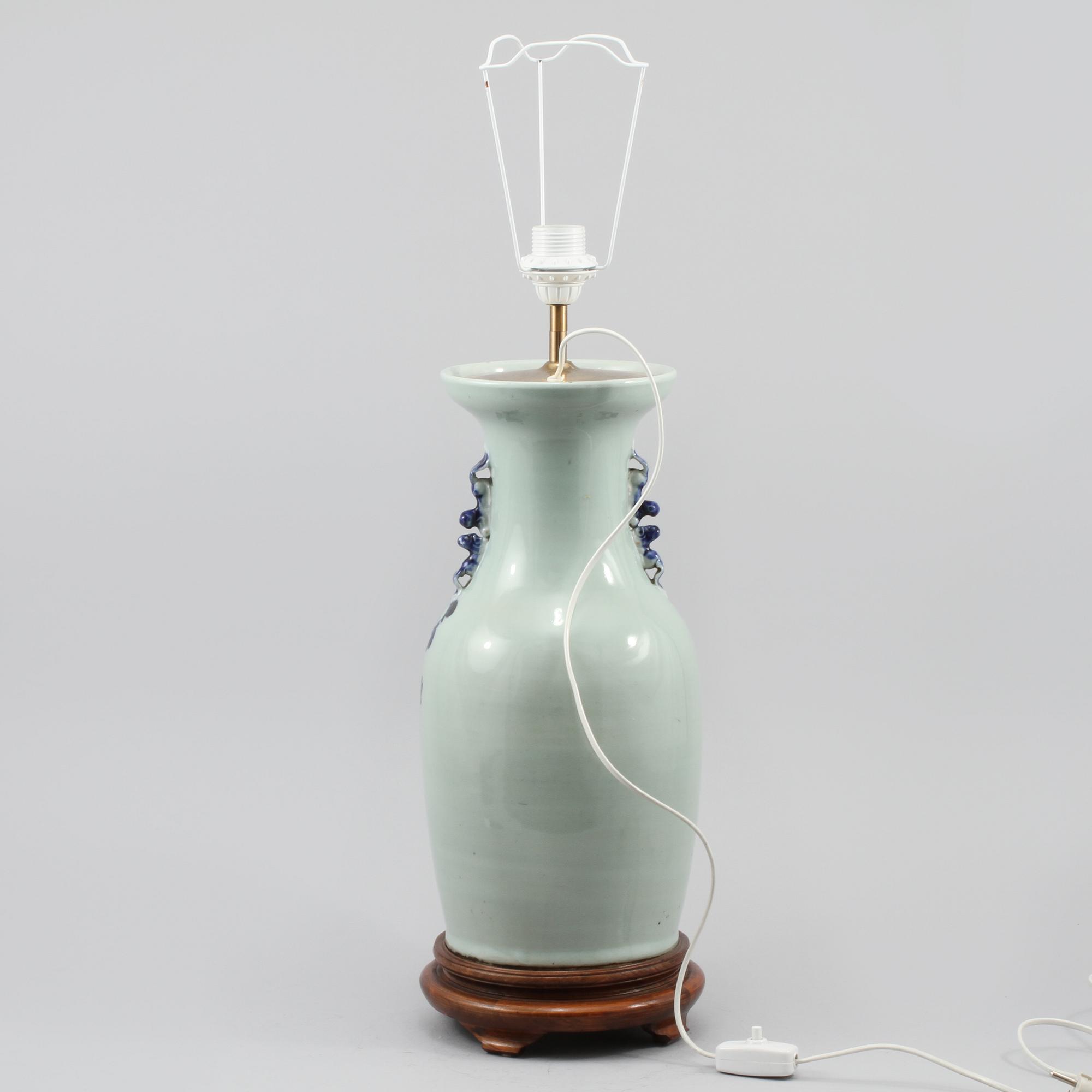 BORDSLAMPA, porslin, Kina, sekelskiftet omkring 1900.