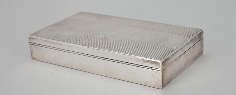 CIGARRETUI, silver, importstämplad av Ilmari Erling, Helsingfors 1938.