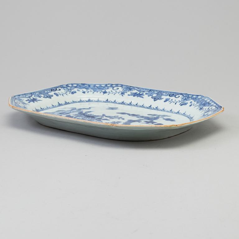A blue and white serving dish, Qing dynasty, Qianlong (1736-95).