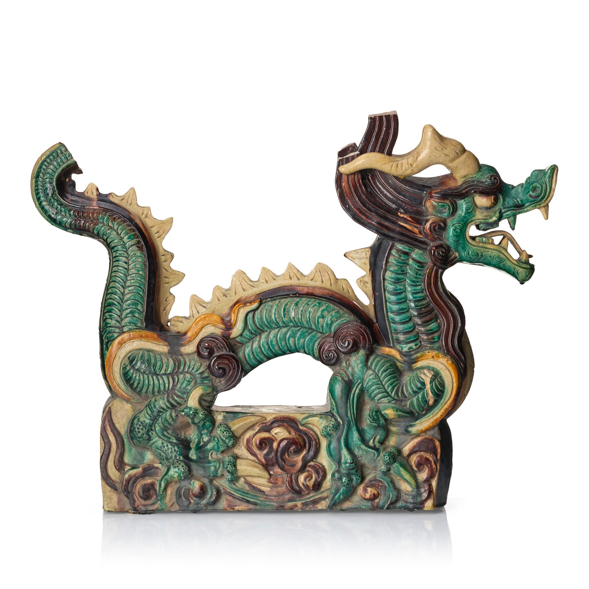 Taktegel/dekorelement, lergods. Qingdynastin (1644-1912).