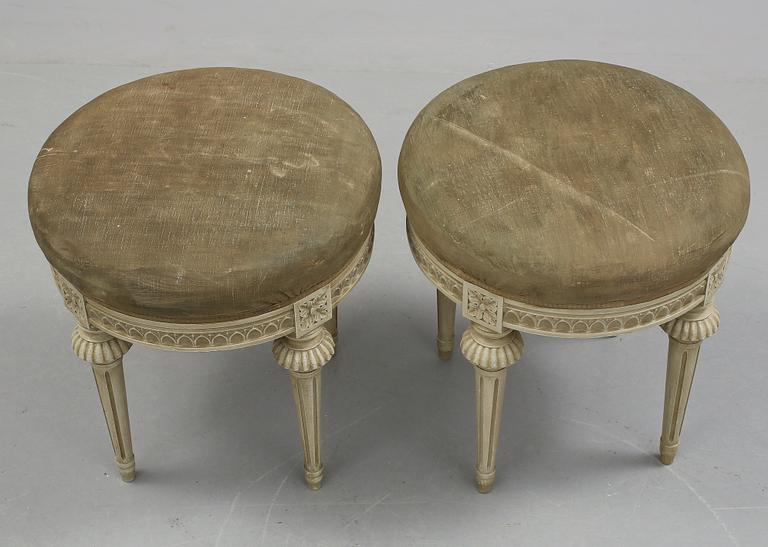 TABURETTER, ett par, gustaviansk stil, 1900-tal.