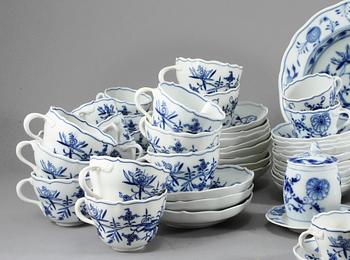 SERVISDELAR, 34 delar, porslin, "Lökmönstret", Meissen, 1900-talets andra hälft.