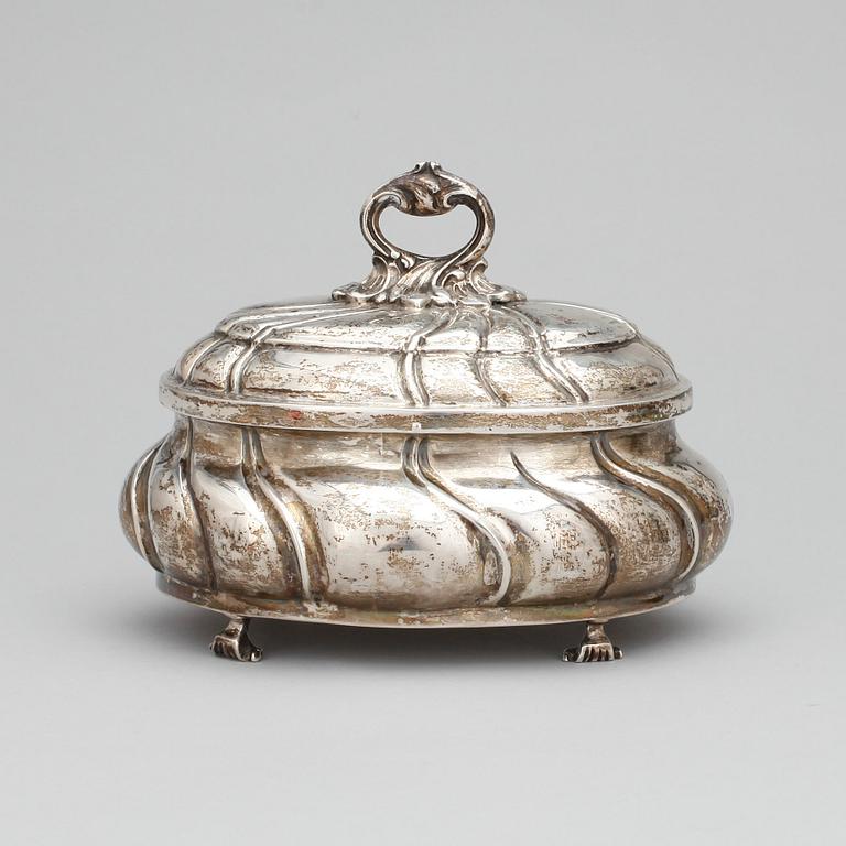 SOCKERSKRIN, silver, rokokostil, med svenska importstämplar, 1900-talets första hälft. Vikt ca 348 gram.