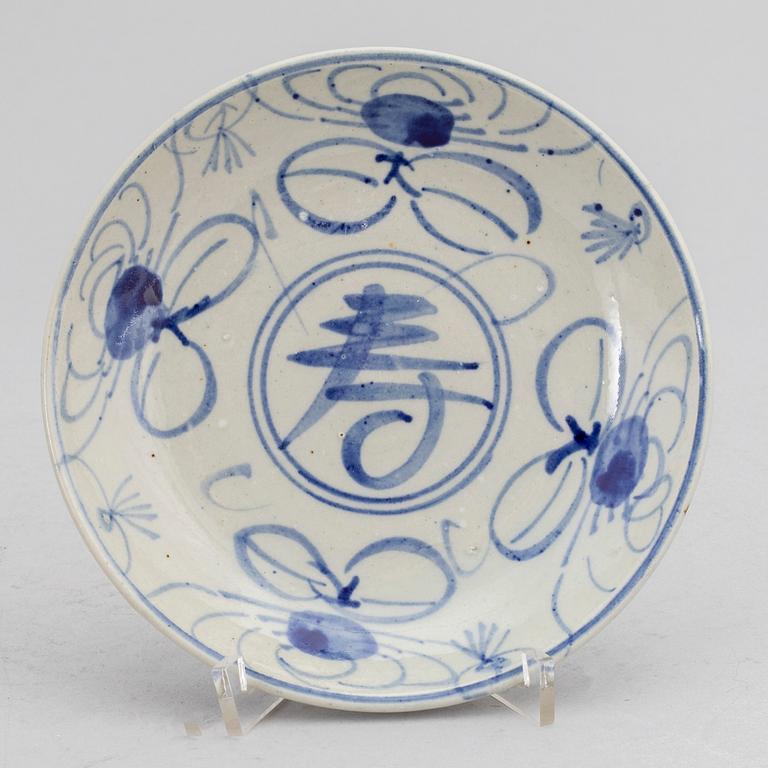 A set of seven Japanese blue and white porcelain dishes, Edo period (1603-1868).