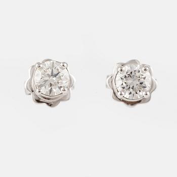 Örhängen med briljantslipade diamanter, medföljande GIA dossier.