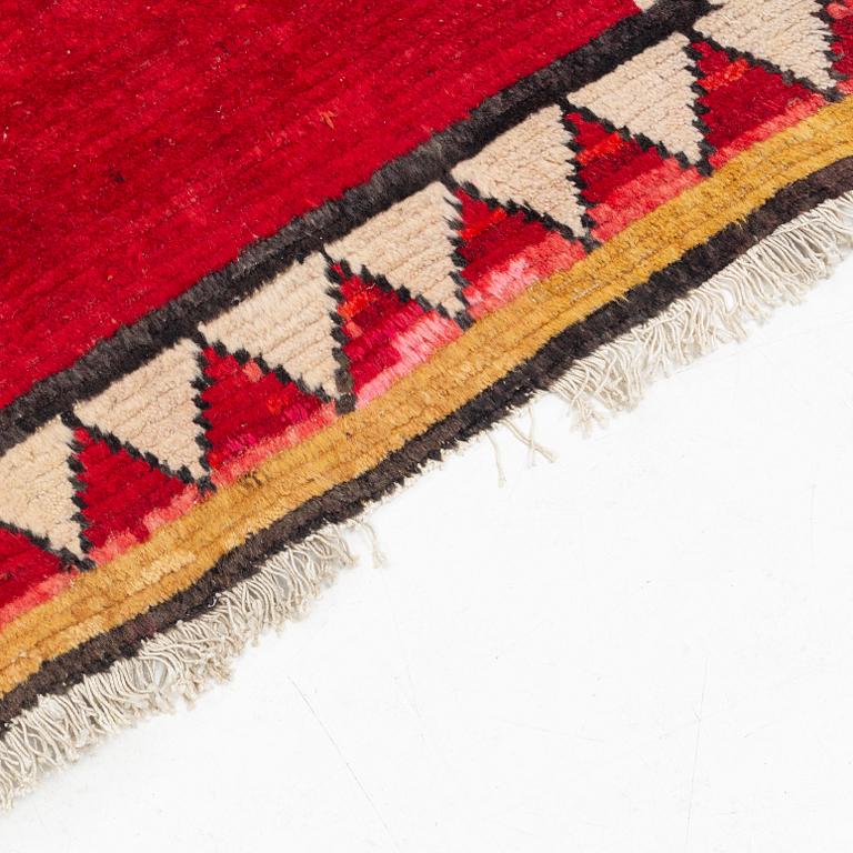 A semi antique Khersake-Bakhtiarirug, c. 282 x 153 cm.