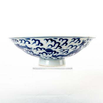 A Chinese 19th/20th century porcelain bowl.