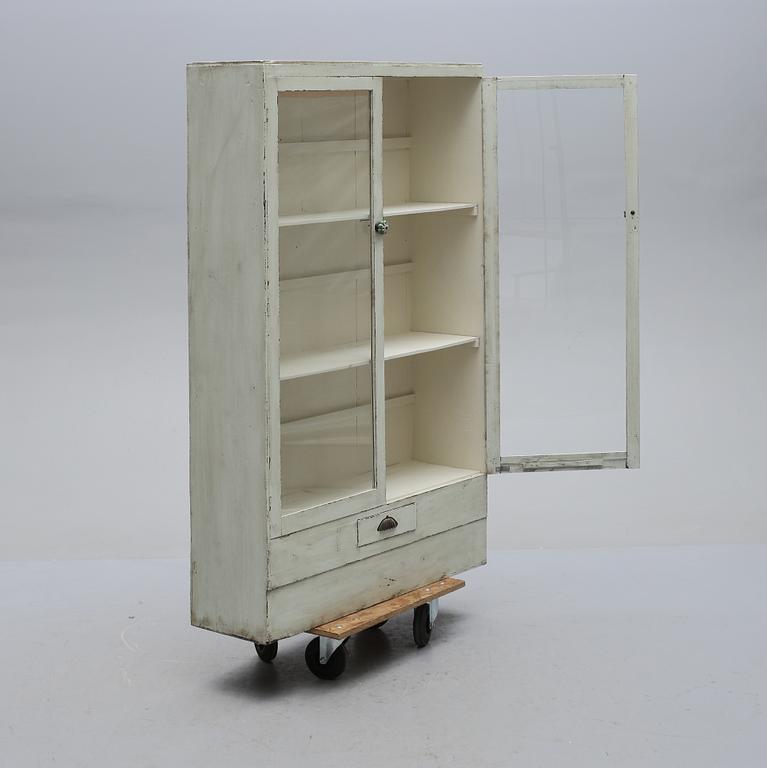 VITRINSKÅP, modern tillverkning av äldre delar.