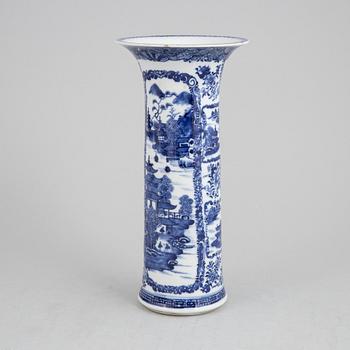 A blue and white porcelain serving dish and vase, Qingdynasti, Qianlong (1736-1795), and late 19th century.