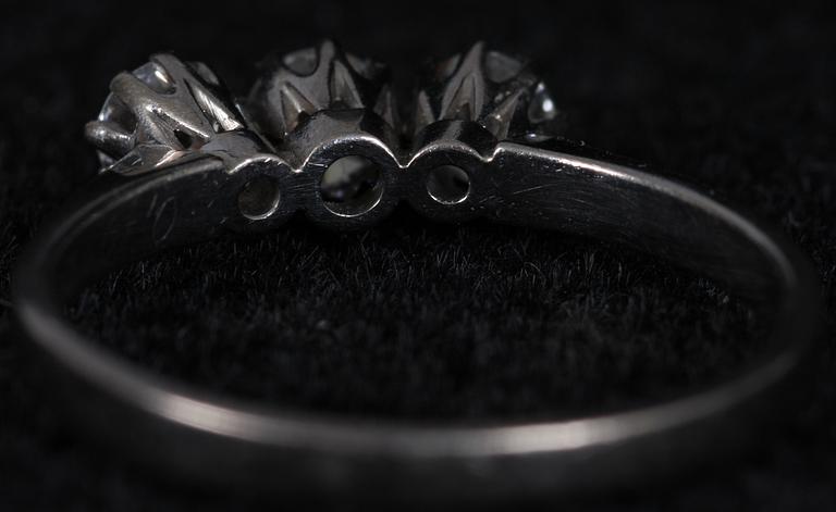 RING, vitguld samt 3 briljanter, Göteborg, 1974.