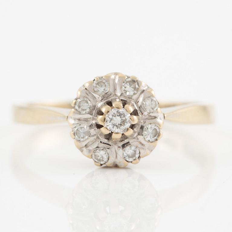 Ring in 18K white gold set with round brilliant and eight-cut diamonds.