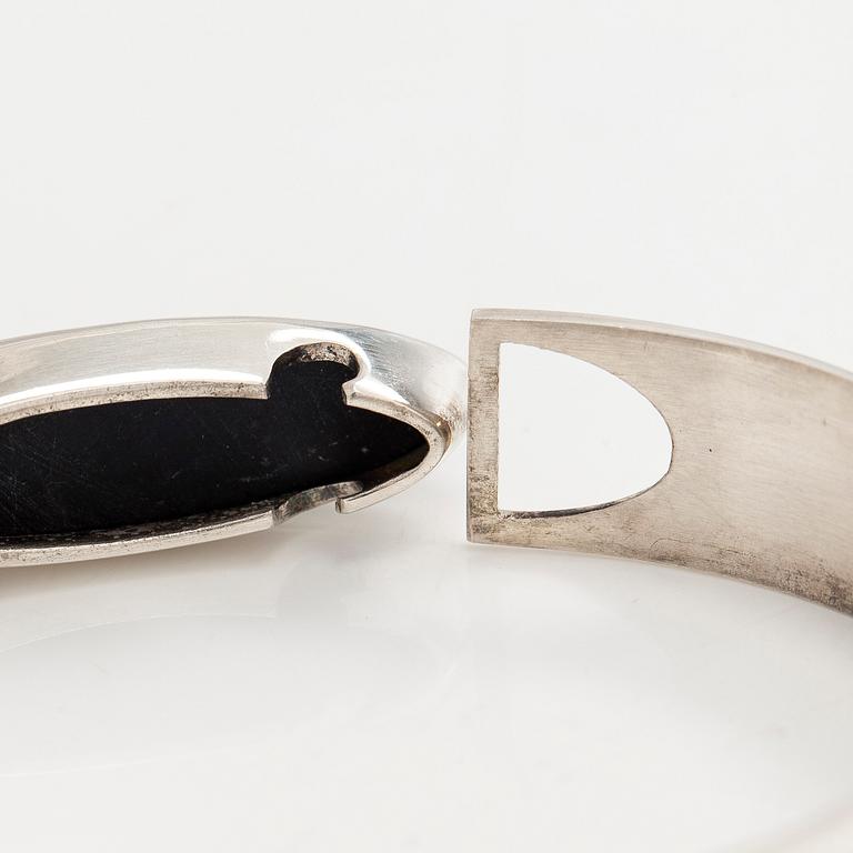 Rannekoru, pyöröhiottu spektroliitti, hopea, Kaunis Koru, 1960-luku.