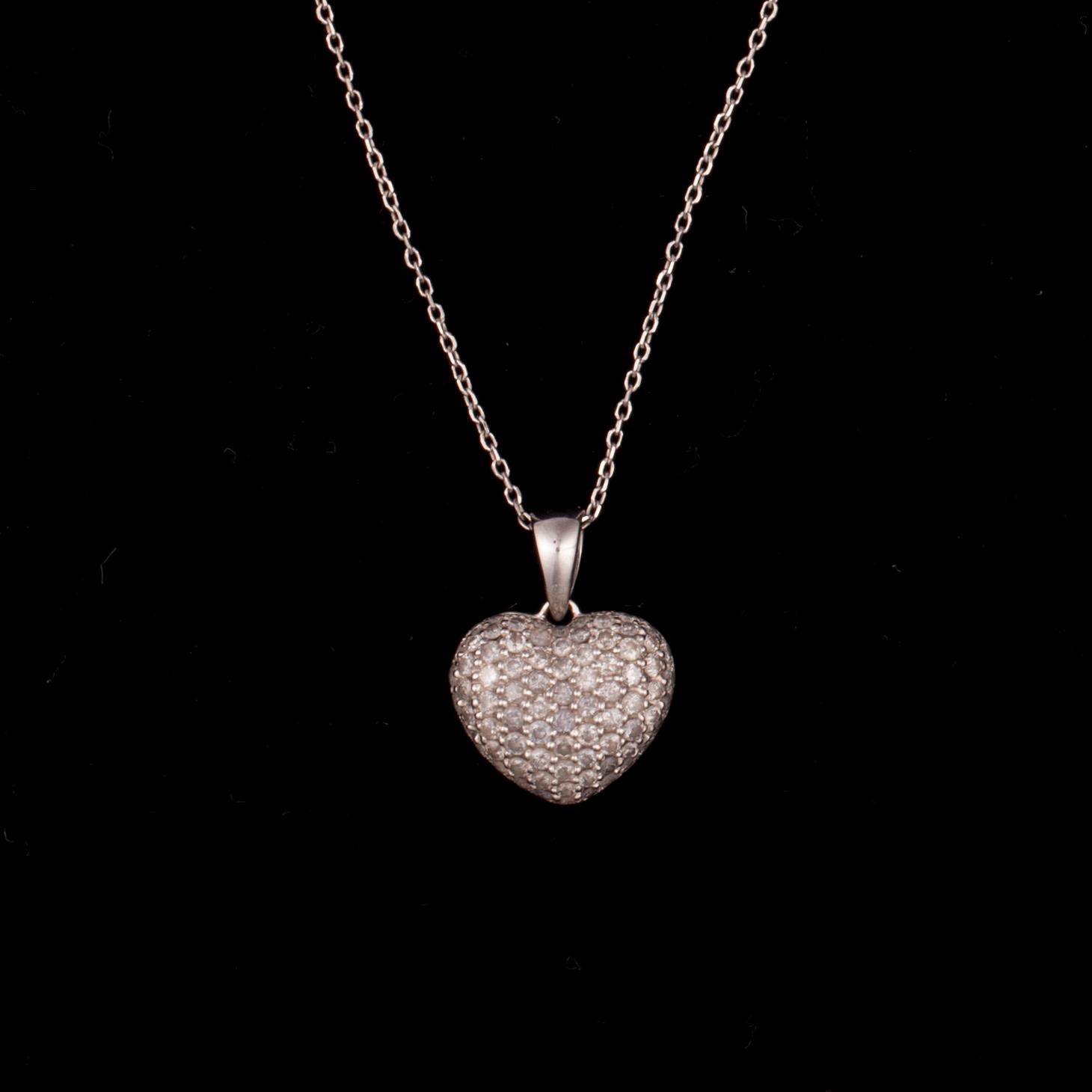 HÄNGSMYCKE, 18K vitguld, diamanter tot. 0,26 ct. Vikt 3,5 g. Intyg.