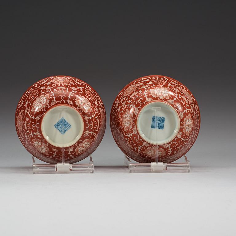 A pair of coral-ground reserve decorated bowls, late Qing dynasty (1644-1912), with Daoguang seal mark.