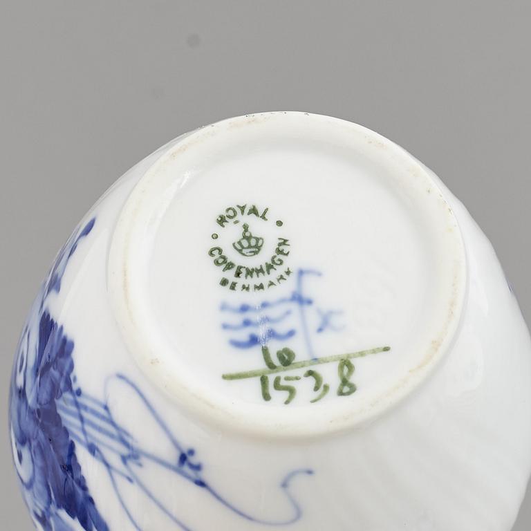 KAFFESERVIS, 33 delar, porslin, "Blå blomst", Royal Copenhagen, Danmark.