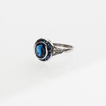 RING, 18 k vitguld med diamanter ca 0,06 ct samt safir ca 1,50 ct. Vikt ca 4,5 g.