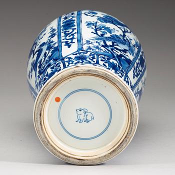 VAS, porslin. Qingdynastin, Kangxi (1662-1722).