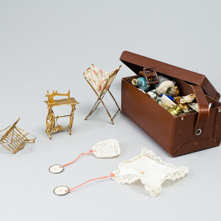 Dollhouse furniture and accessories. Early 20th century..