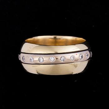RING, 18K guld, 22 st briljantslipade diamanter tot. ca 0,22 ct. Vikt 13,2 g.