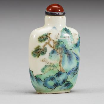 A fine porcelain snuff bottle, Qing dynasty with seal mark in red.