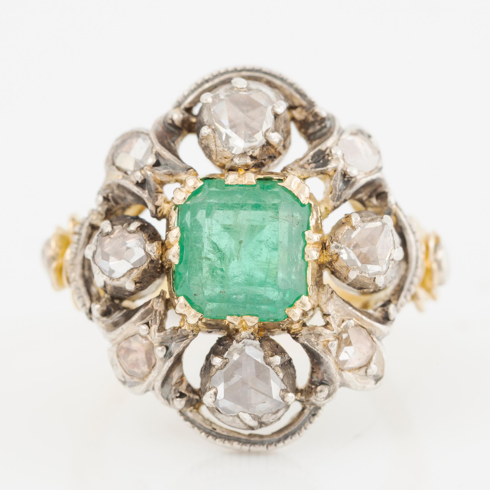 Ring 18K gold and silver set with a faceted emerald and rose-cut diamonds.