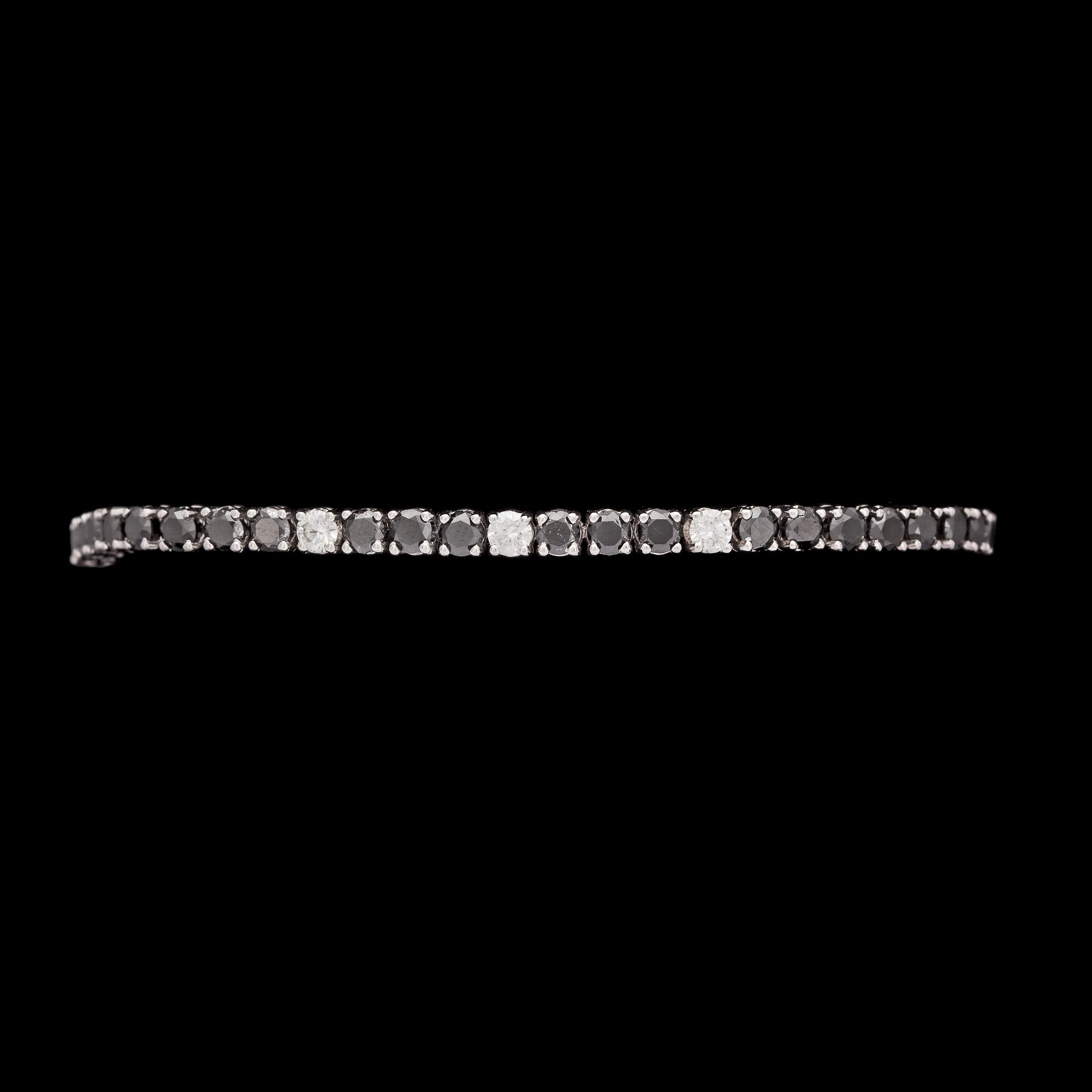 ARMBAND, svarta briljantslipade diamanter, tot. ca 6.15 ct, tre vita diamanter.