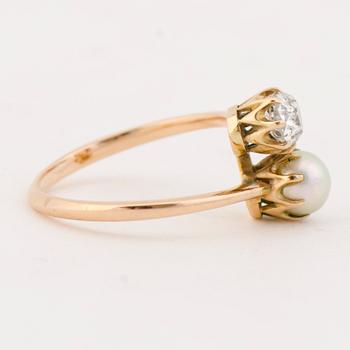 A RING, cultured pearl, old cut diamond, 14K gold.