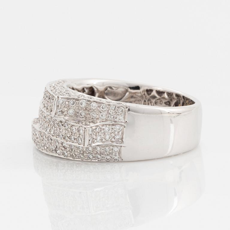 Ring, med briljantslipade diamanter.
