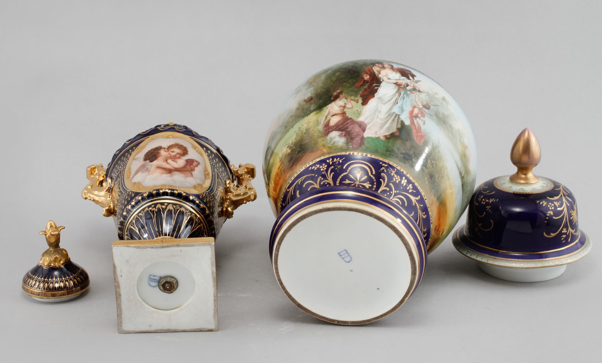 LOCKURNOR, 2 st, porslin, Wienliknande märke, 1900-talets första hälft.