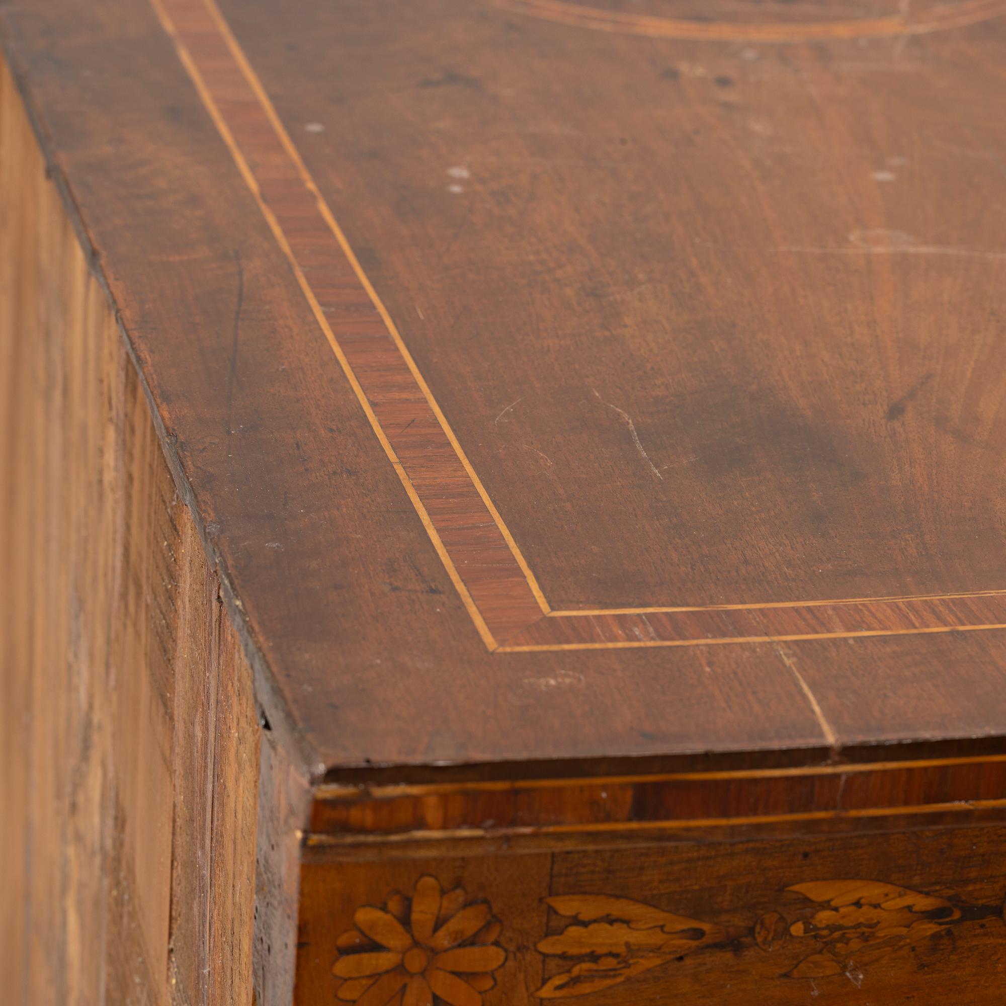 Chest of drawers, Italy, Louis XVI, circa 1800.
