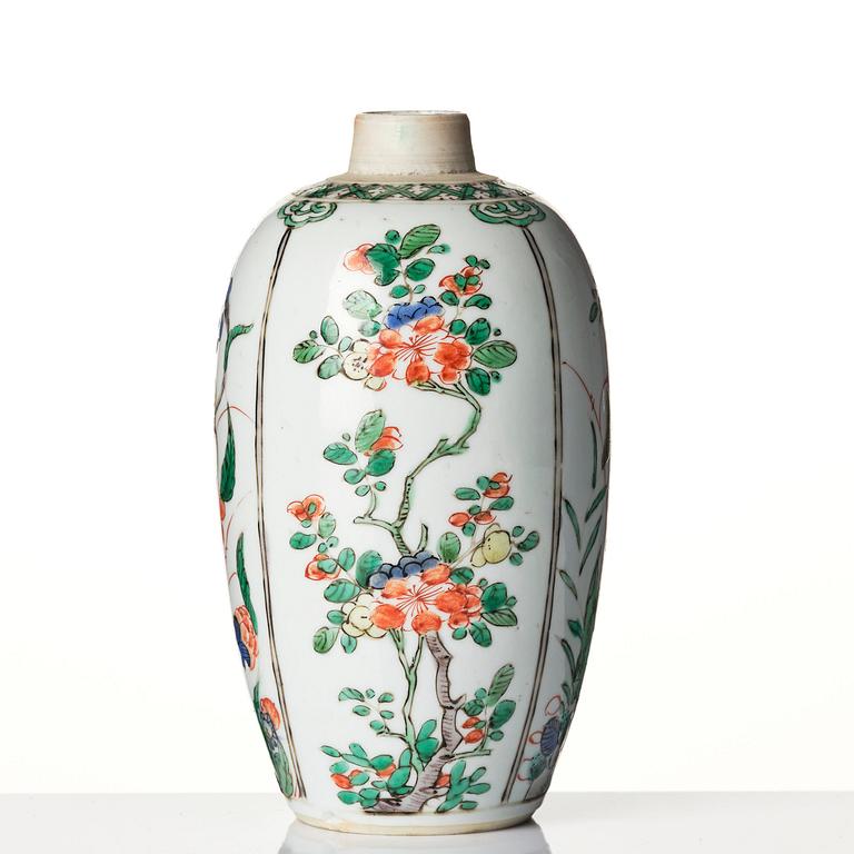 A famille verte bowl, tea caddy and mallet shaped vase, Qing dynasty, Kangxi (1662-1722).