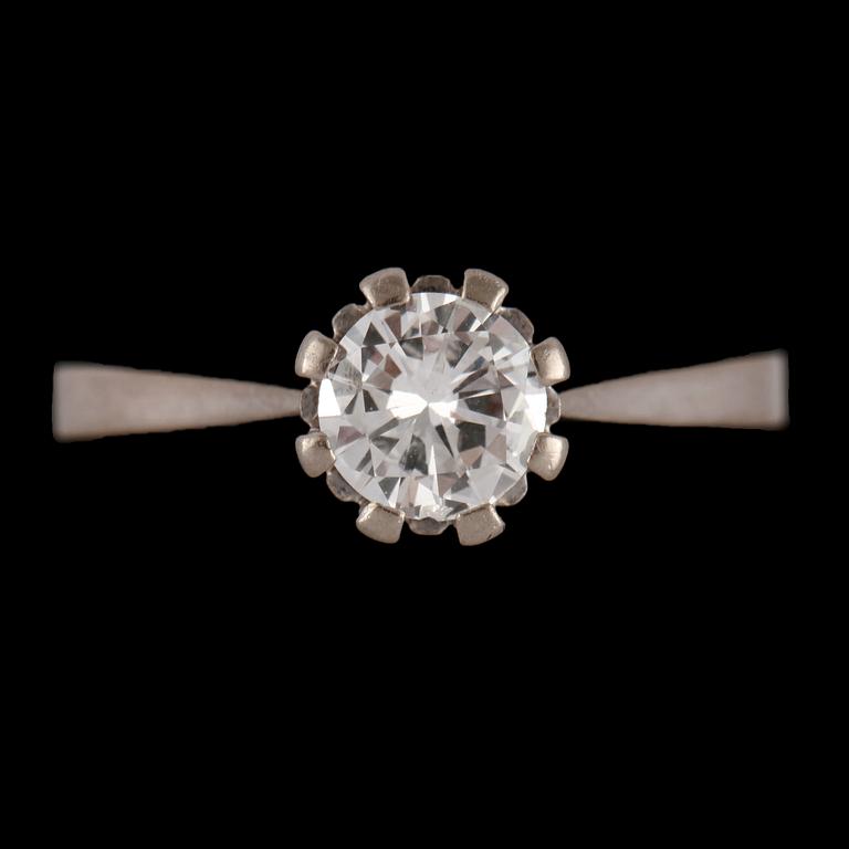 RING, 18k vitguld med briljantslipad diamant 0.62 ct, Juvel-Ateljén Malina, Göteborg, 1972. Vikt 3 g.