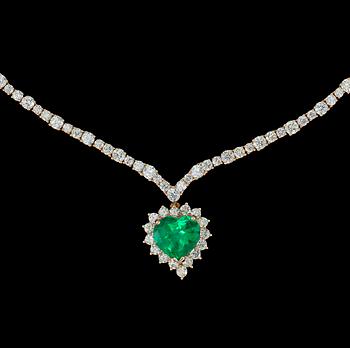 1081. An emerald, app. 15.60 cts, and brilliant cut diamond necklace, tot. app. 5.15 cts.