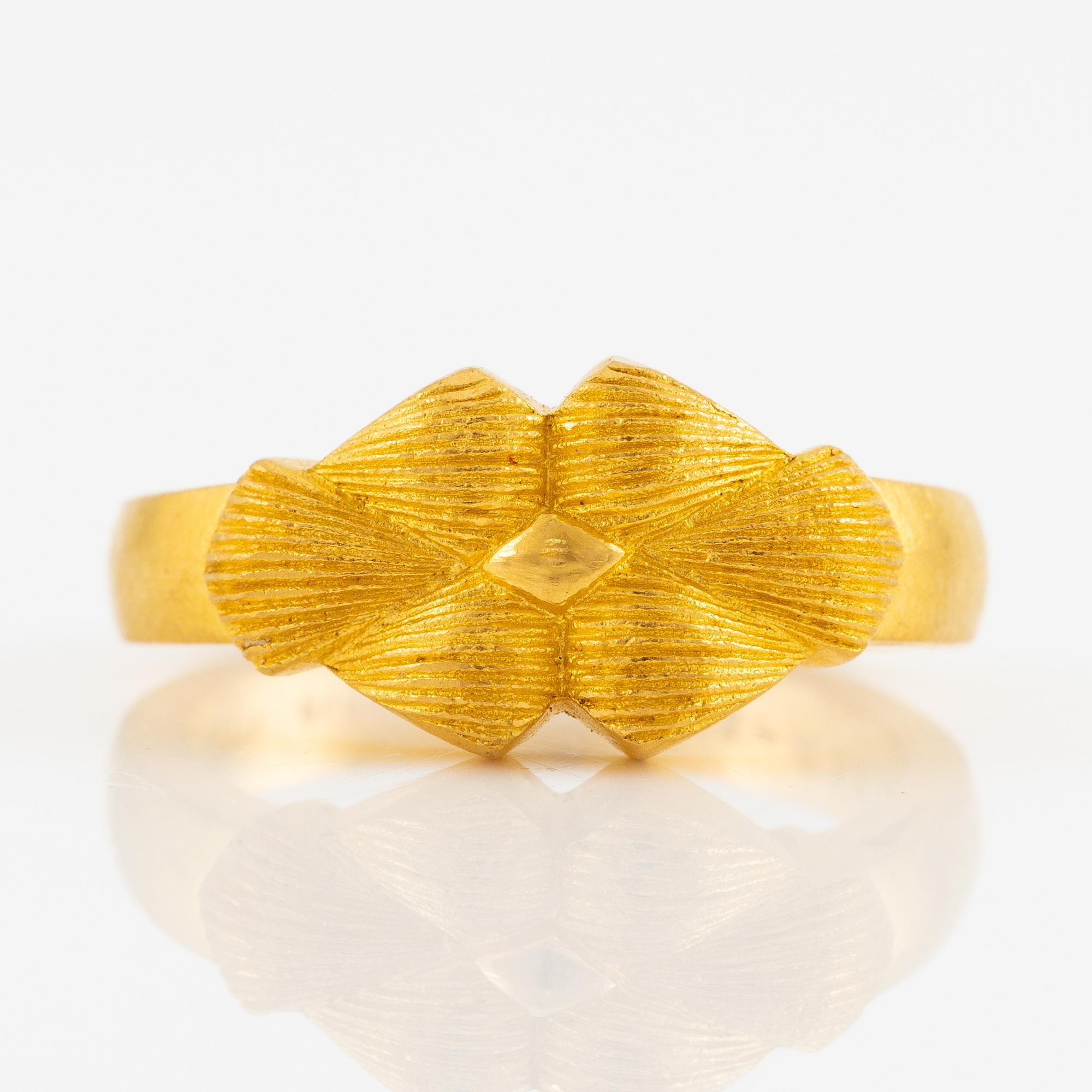 Garnityr av guldsmycken, en collier (14K), ett armband (18K), ett par örhängen (14K) och en ring (14K).