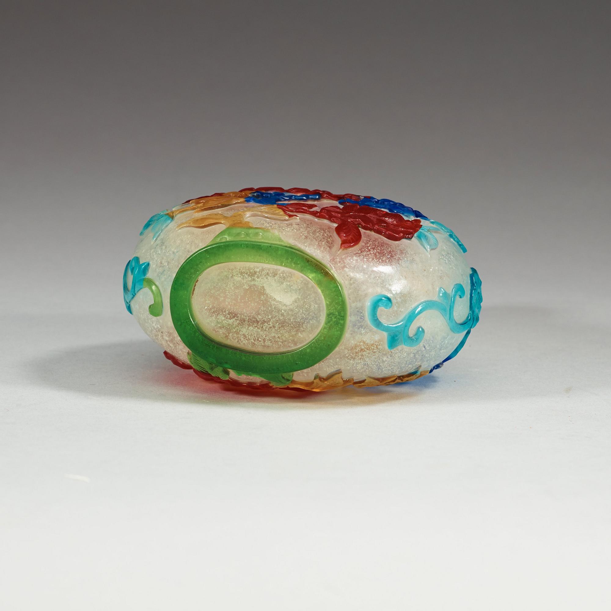 SNUSFLASKA, pekingglas. Kina. Med sigillmärke på skuldran.