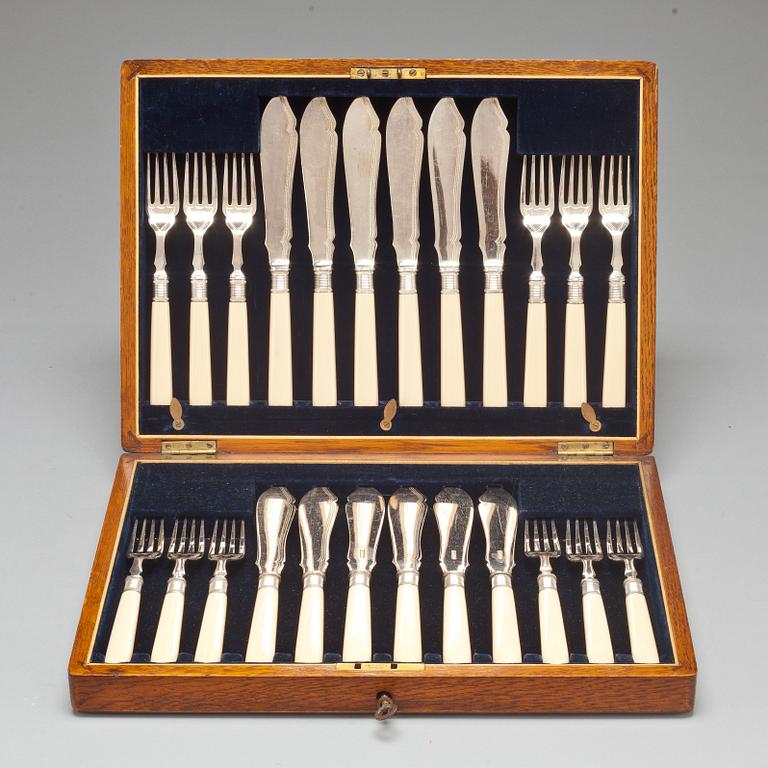 SCHATULL MED FISKBESTICK, 24 delar, pläter. England. 1900-talets första hälft.