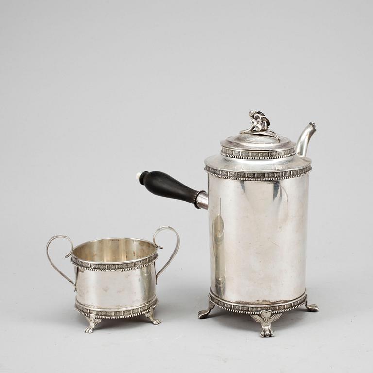 KAFFEKANNA samt SOCKERSKÅL, silver, Oscar L Olauson Bransch, Stockholm, 1953. Vikt 793 gram.