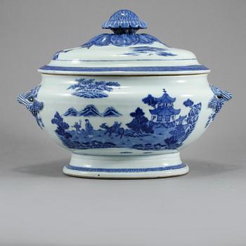 TERRIN, porslin, Kina, omkring år 1800.