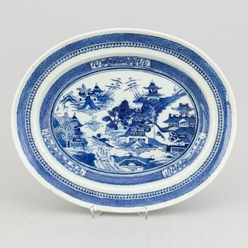 A group of 7 blue and white dishes, 18/20th Century.