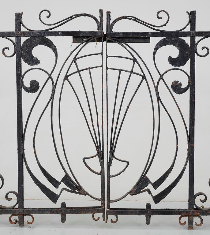 GRINDAR, ett par. Gjutjärn, 1900-talets första hälft.