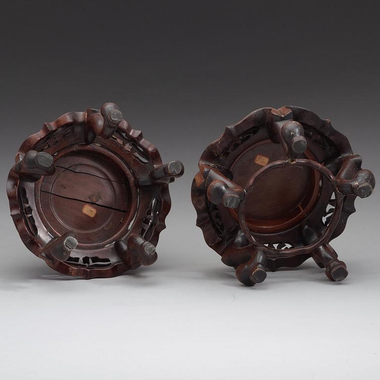 TRÄSTÄLL, två stycken, hardwood. Qingdynastin (1644-1912).