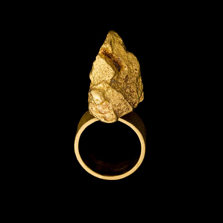 BJÖRN WECKSTRÖM, a ring, pearl, gold from Lapland (875). Helsinki 1963.
