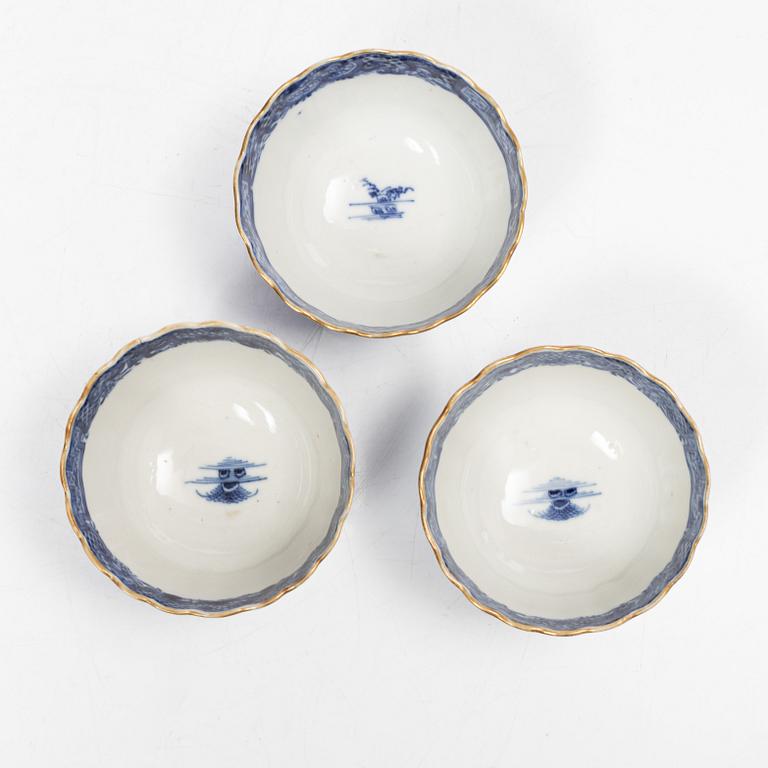 Parti, porslin samt fat i emalj på koppar, nio delar. Qingdynastin, 1700-tal.